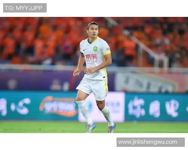 足球明星黄牌后倒地引发争议球迷热议其真实意图与比赛影响